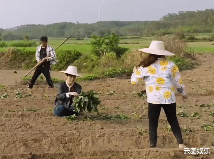香港小姐|53岁知名港姐现身广西农村,戴草帽蹲地摘菜,打扮朴素难掩气质