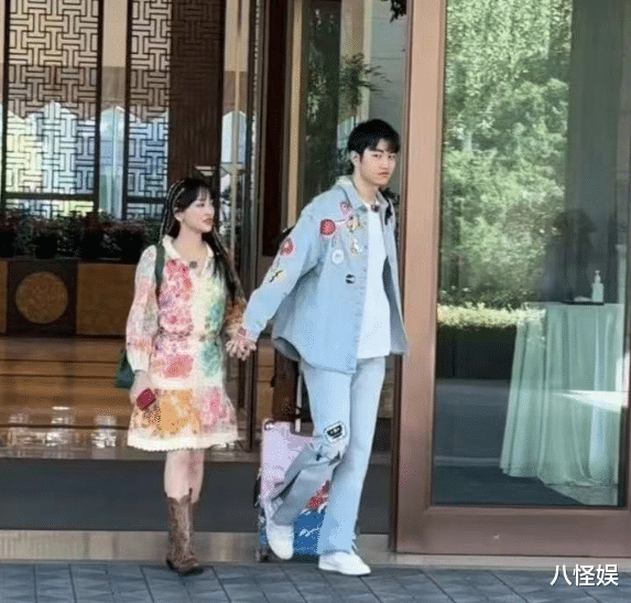 金莎现身新疆，与00后男友穿情侣装像小姑娘，主动牵男友手超幸福