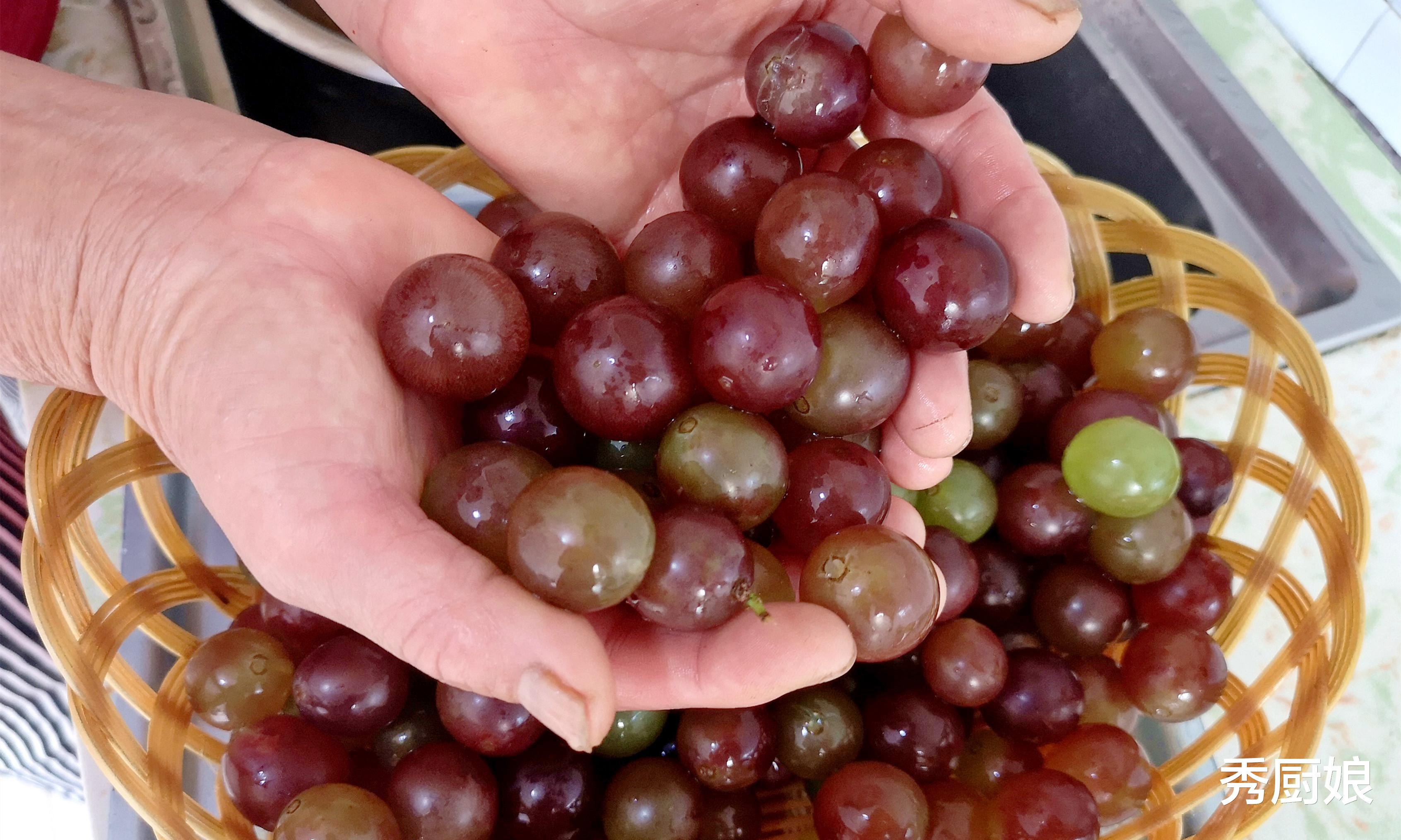 清洗葡萄有人用面,有人用盐?老果农:都不对,这样洗虫卵都跑光