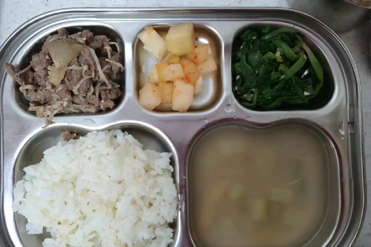 韩国|韩餐赢麻了？嫁韩华人女子狂捧韩国幼儿园伙食：泡菜最营养