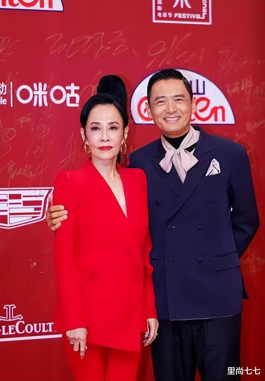 高马尾 周润发罕带老婆亮相，发嫂踩恨天高穿一身红，“扫把头”真看不懂