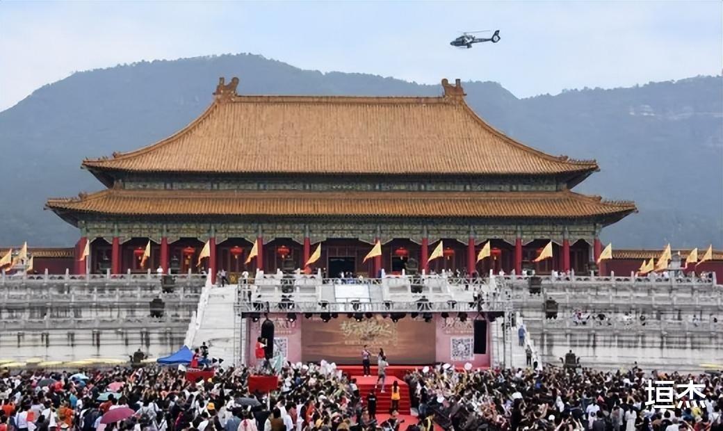 横店|横店的“秘密”:懒汉遍地、剧组夫妻,裸替一天挣3000元