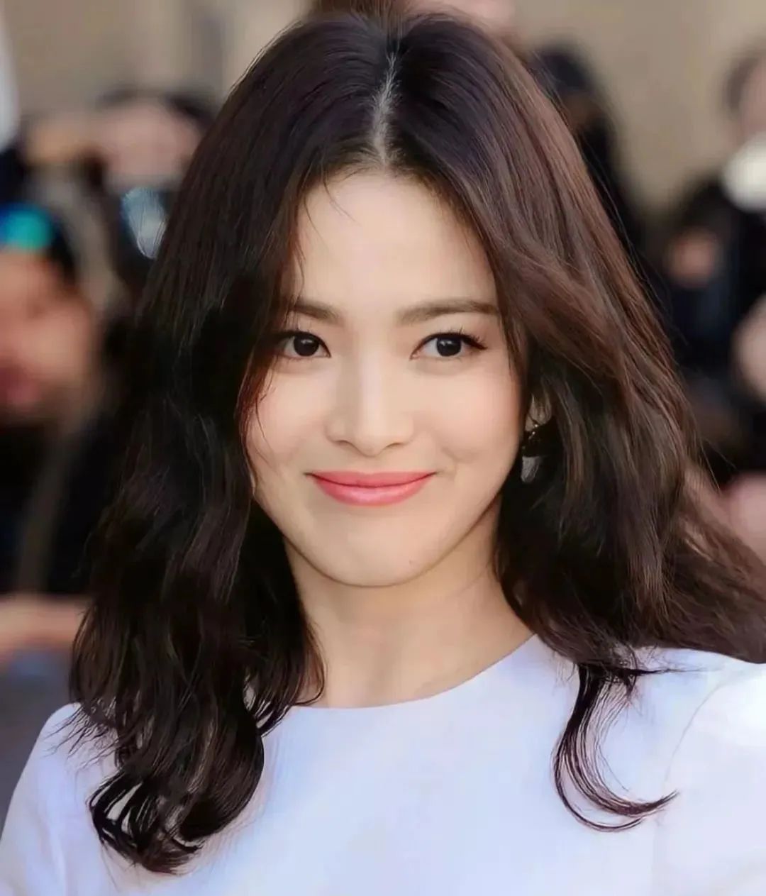 发型 不再烫“大妈卷”！2023年40岁女性最爱的4款时髦发型。