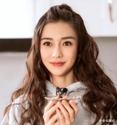 离婚刚满1年,吃完黄晓明“红利”的杨颖,又回到了她的“怪圈”