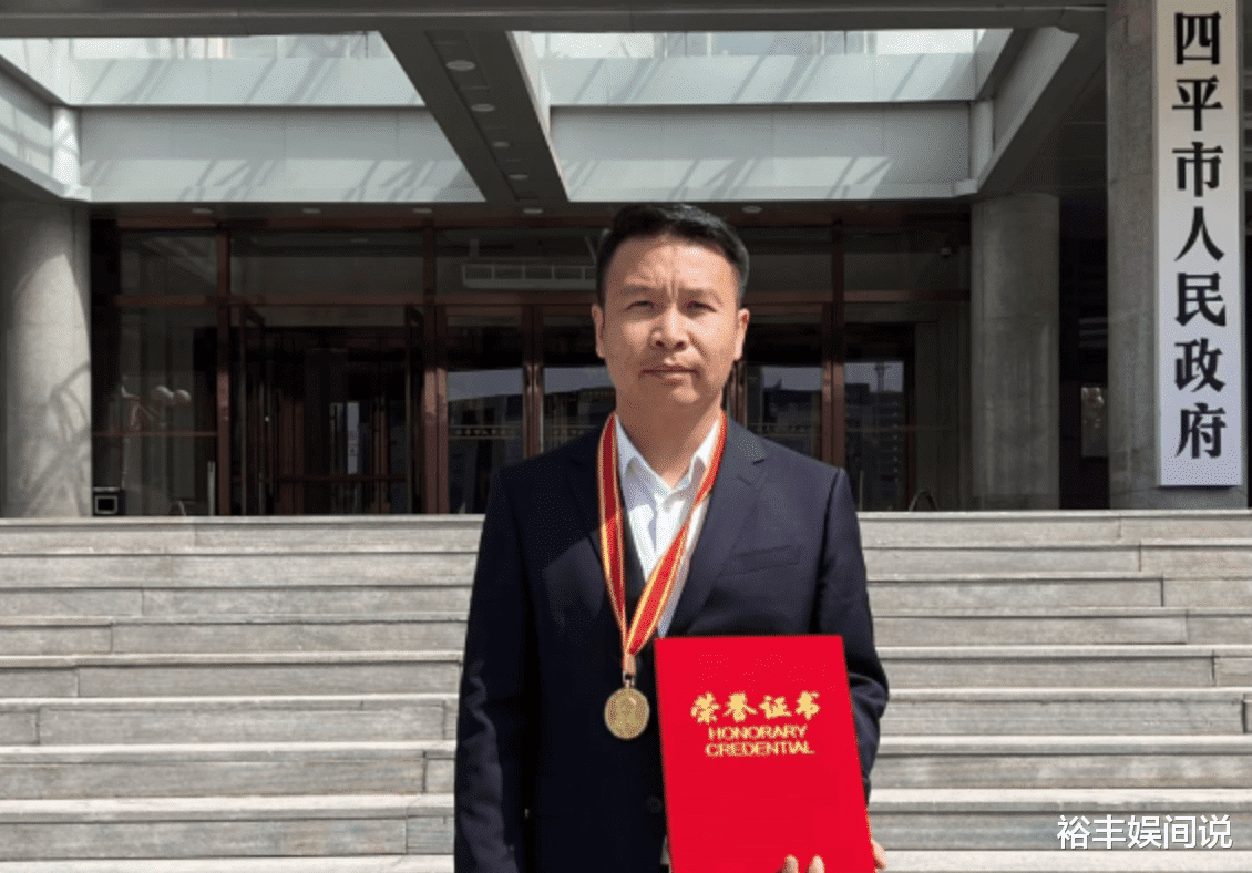 演员张浩被曝是社会人,本人开直播辟谣,透露自己职位相当于副处