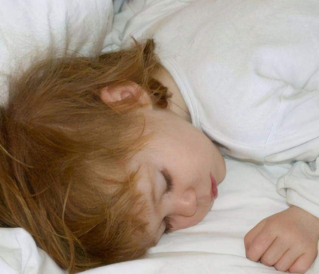 睡觉时尽量把脚露外面，有什么作用？医生：经常失眠或与肝有关