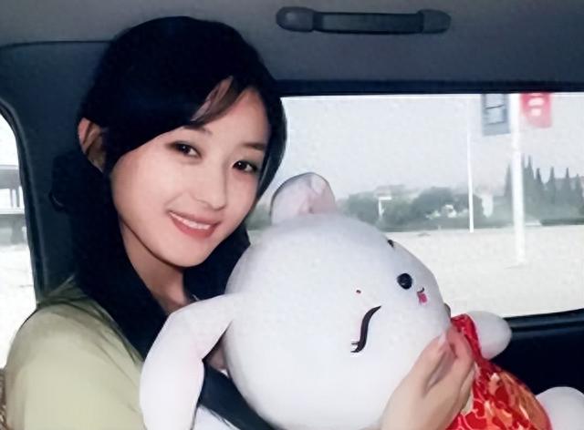 事实证明，“自成一派”的赵丽颖，已走上了演员的另一条大道！