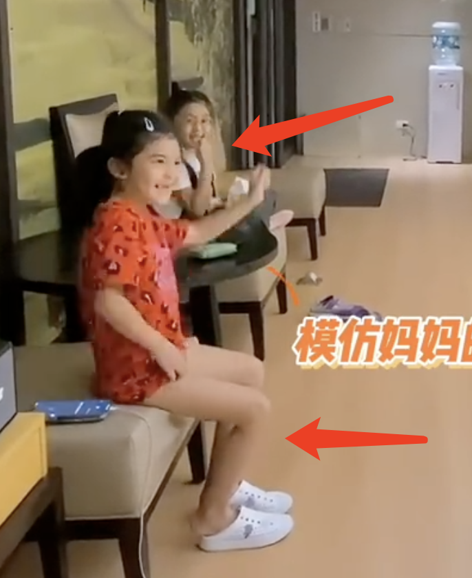 贾静雯|贾静雯回台湾不忘练舞,获俩女儿陪伴,6岁波妞学妈妈跳舞腿好长