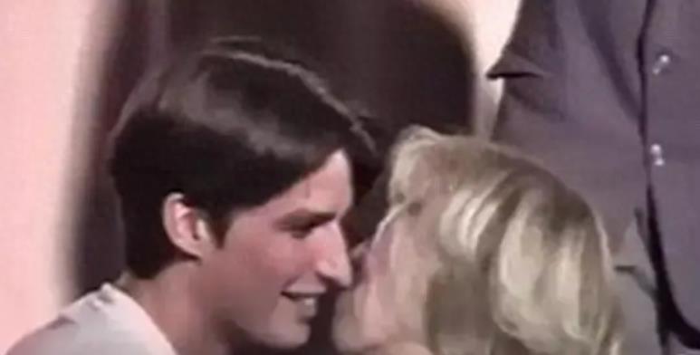 46岁的马克龙光着膀子，一脸宠溺握着70岁布丽吉特的脚脖子，好甜蜜