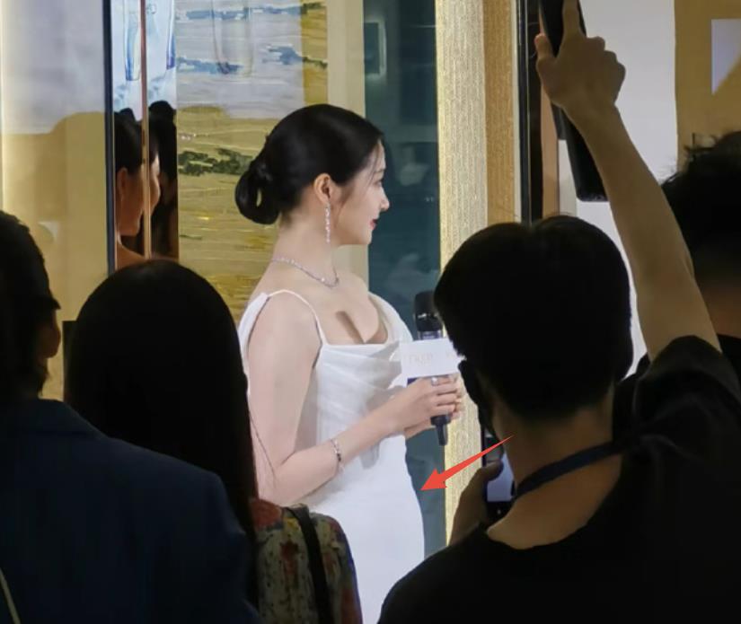 关晓彤|是怀孕了?关晓彤的活动生图曝光,身型臃肿变胖很多,小腹隆起很明显