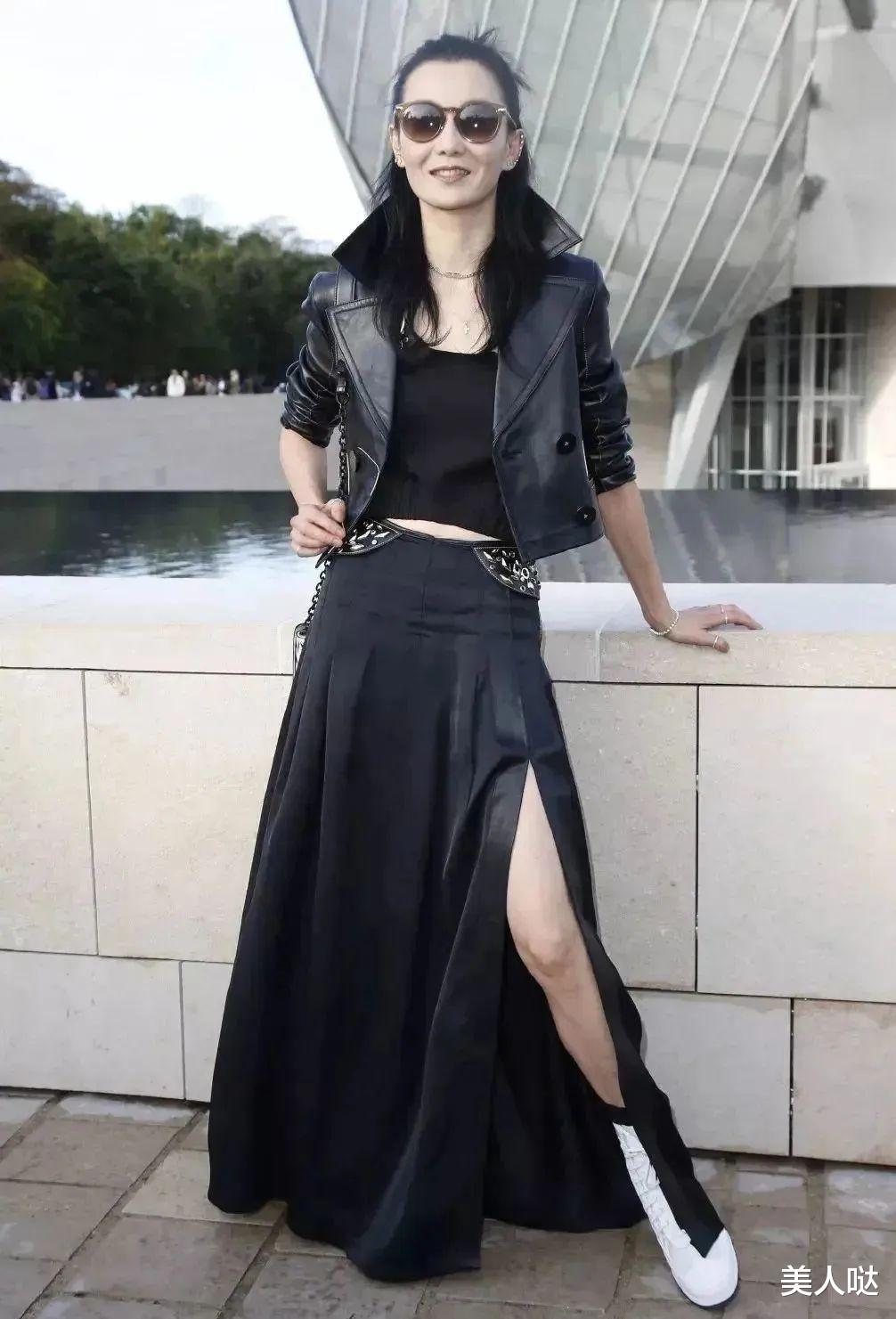 张曼玉自然老去的样子太美了！一袭红裙美的优雅脱俗，脸部松弛下坠难掩骨子美