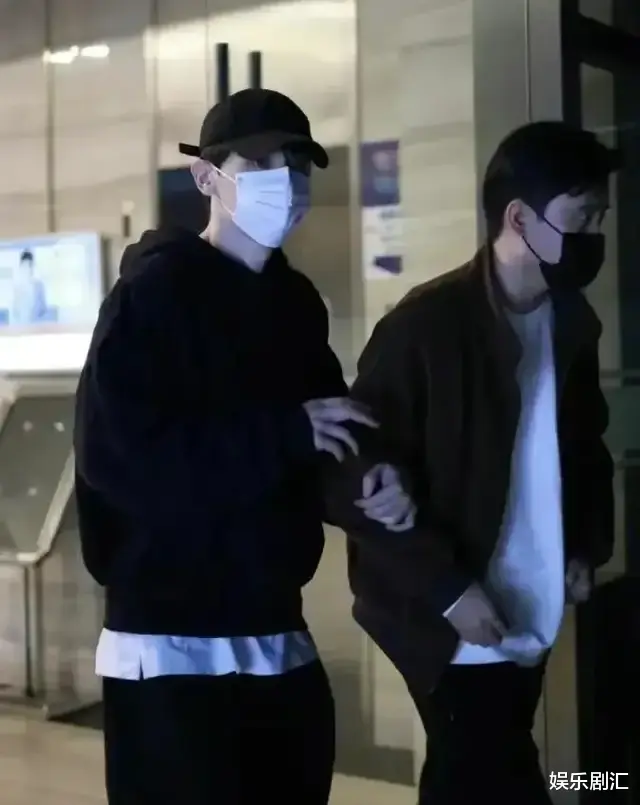 邓伦最新素颜照，身材发福胡子拉碴，与友人相聚坐C位，强颜欢笑