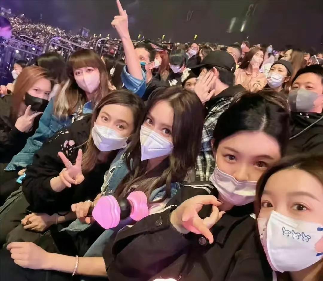 宋茜|baby花2600抢会员座拿荧光棒支持韩国艺人,现场摆拍合影特别开心
