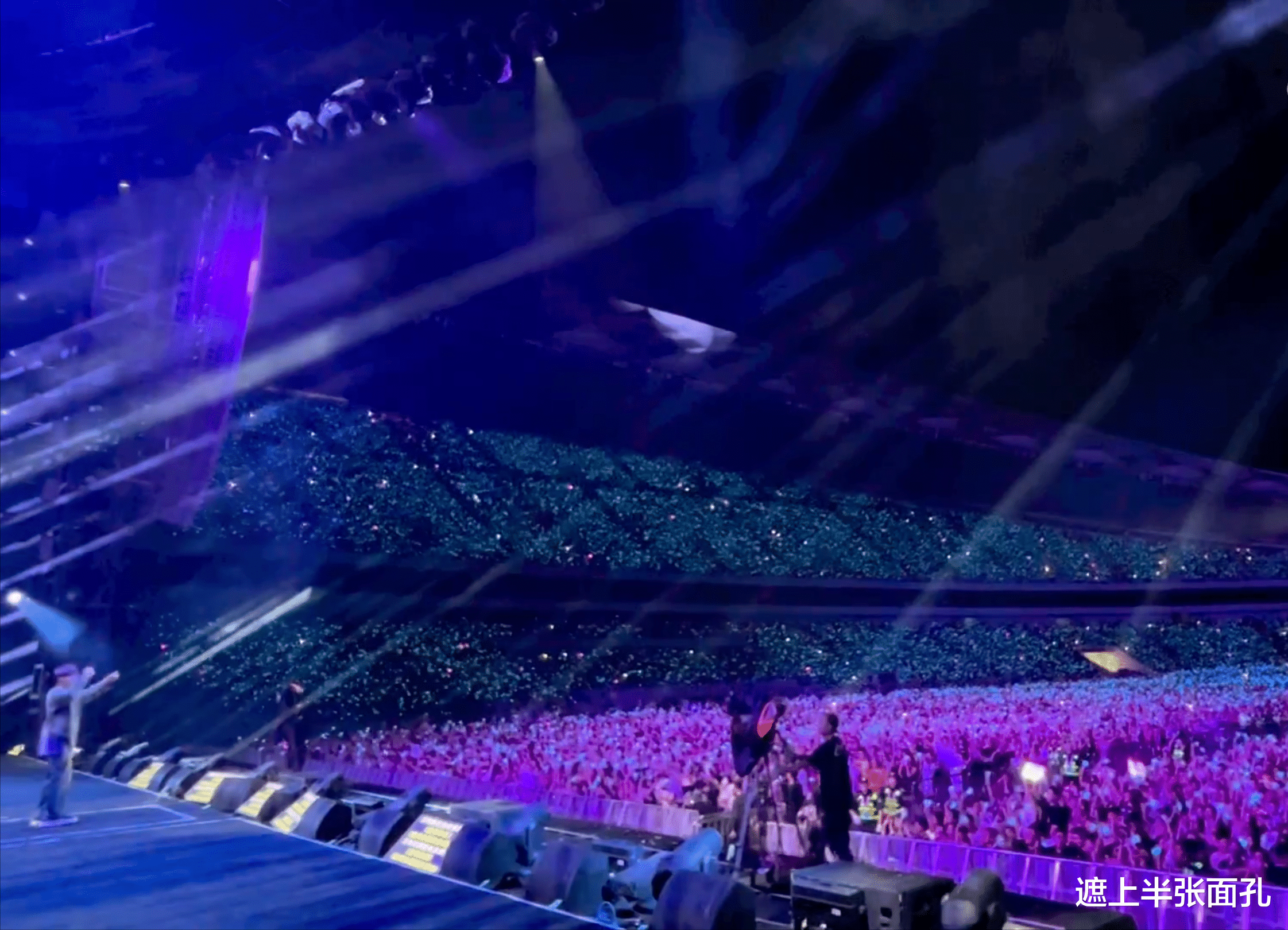 高价门票砸手里，黄牛怒烧门票，一边烧一边挑衅：不卖了，就是烧