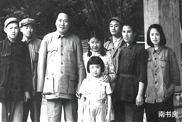 古力娜扎|建国前,江青与亲姐李云露的珍贵合影,不得不说,姐妹脸型真像