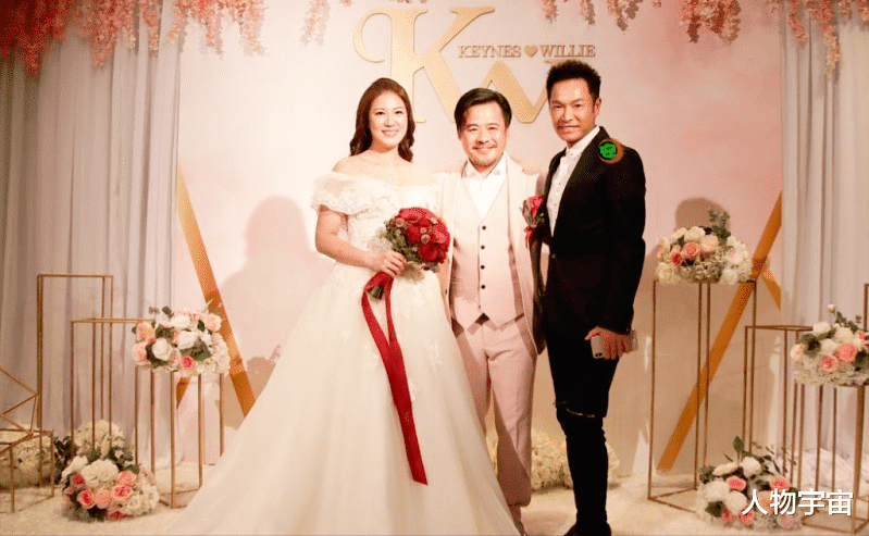 他童年困苦曾做童工，成名不靠导演哥哥，53岁娶小20岁嫩妻感情好