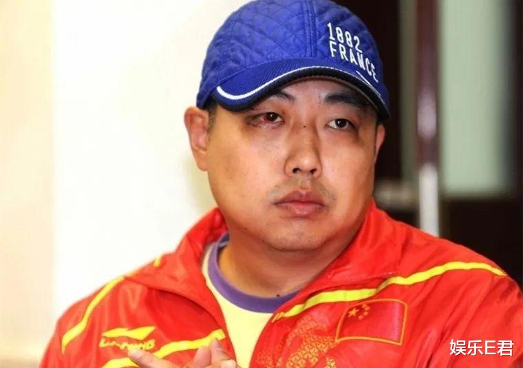 45岁于正与老牌港星合影，P图后犹如年轻小鲜肉，与原图反差甚大