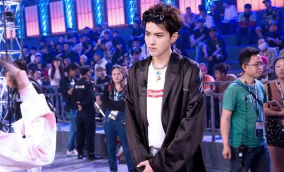 吴亦凡狱中生活如鱼得水已当班长坚持写歌,两人照顾生活起居