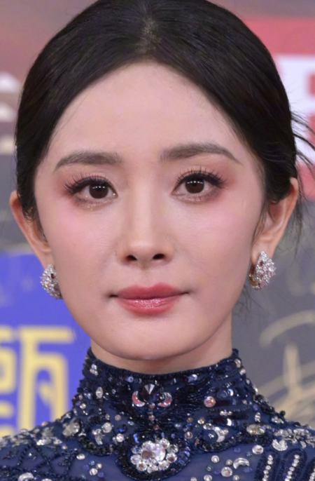 微博之夜,高叶的水桶腰,马丽的大饼脸,是对内娱畸形审美的反击