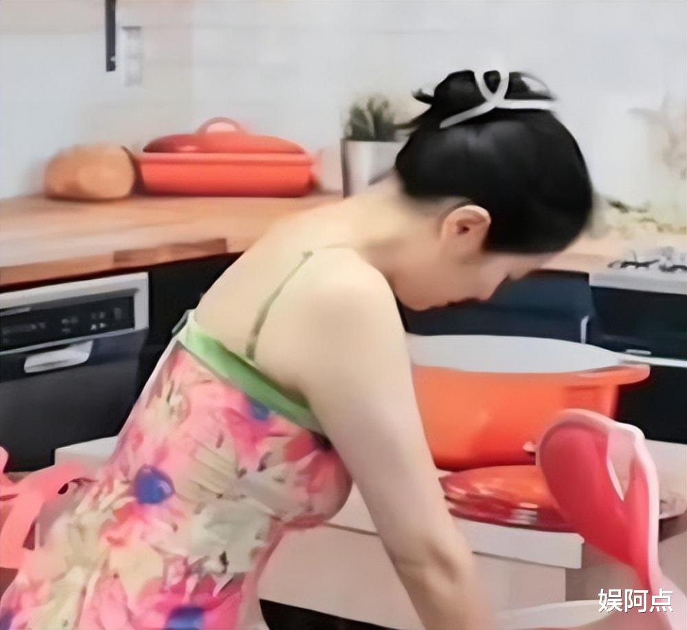 女明星也“堕落”?叶璇穿上董小姐同款裙子,直播间带货惹争议