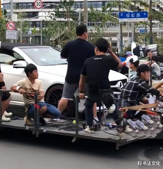 安徽|怪不得电视里只有上半身，直到镜头下移，都是观众看不了的尴尬