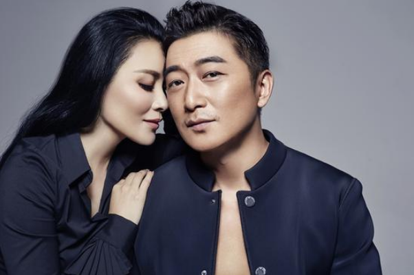 知名演员邵峰刘欣定居加拿大,豪宅内享受,烤羊和茅台成亮点