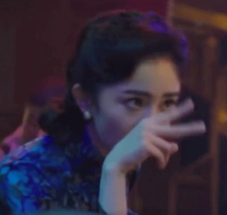 杨幂新剧造型油腻，被吐槽：科技脸面目可憎！演技像便秘令人无语