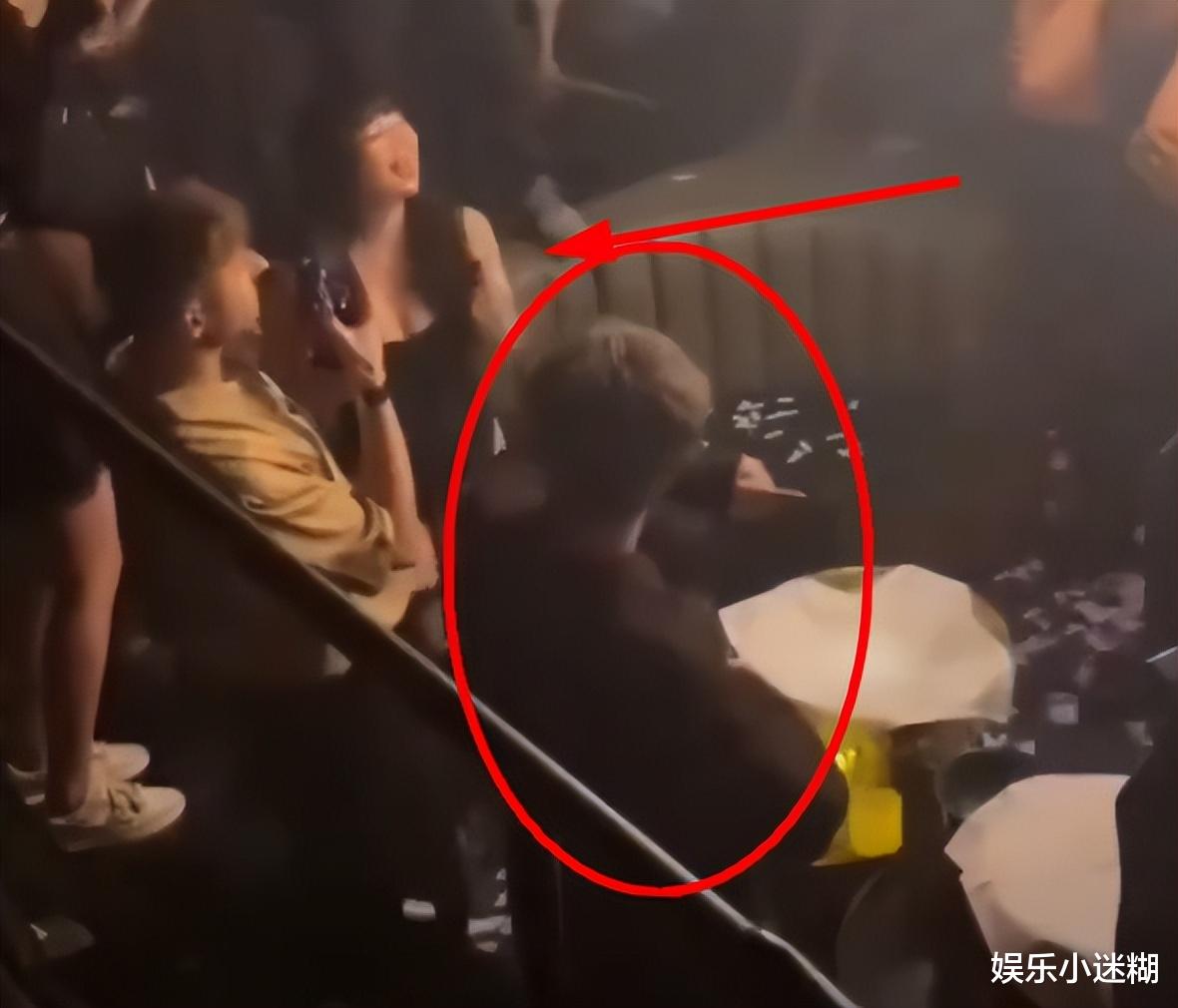 鹿晗|鹿晗关晓彤感情生变?独自逛日本夜店狂欢,与性感辣妹互动不避嫌