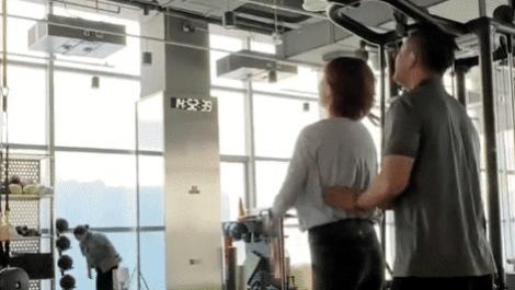 岳西|50岁牛莉惹争议，健身与男私教太亲密臀部紧挨对方，还被私教搂腰