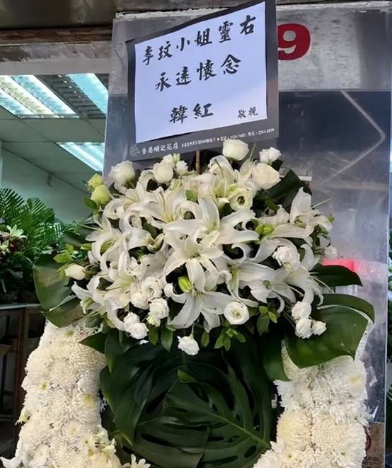 曝李玟灵堂花费3千多万,二姐带笑唱歌神似李玟,全无愁容被质疑