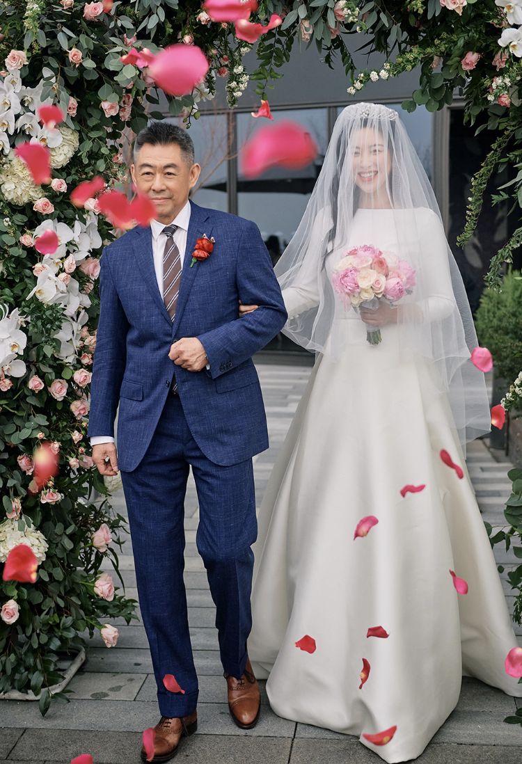 朱珠晒一家三口庆祝39岁生日,罕见与父母同框,富商老爸帅气有型