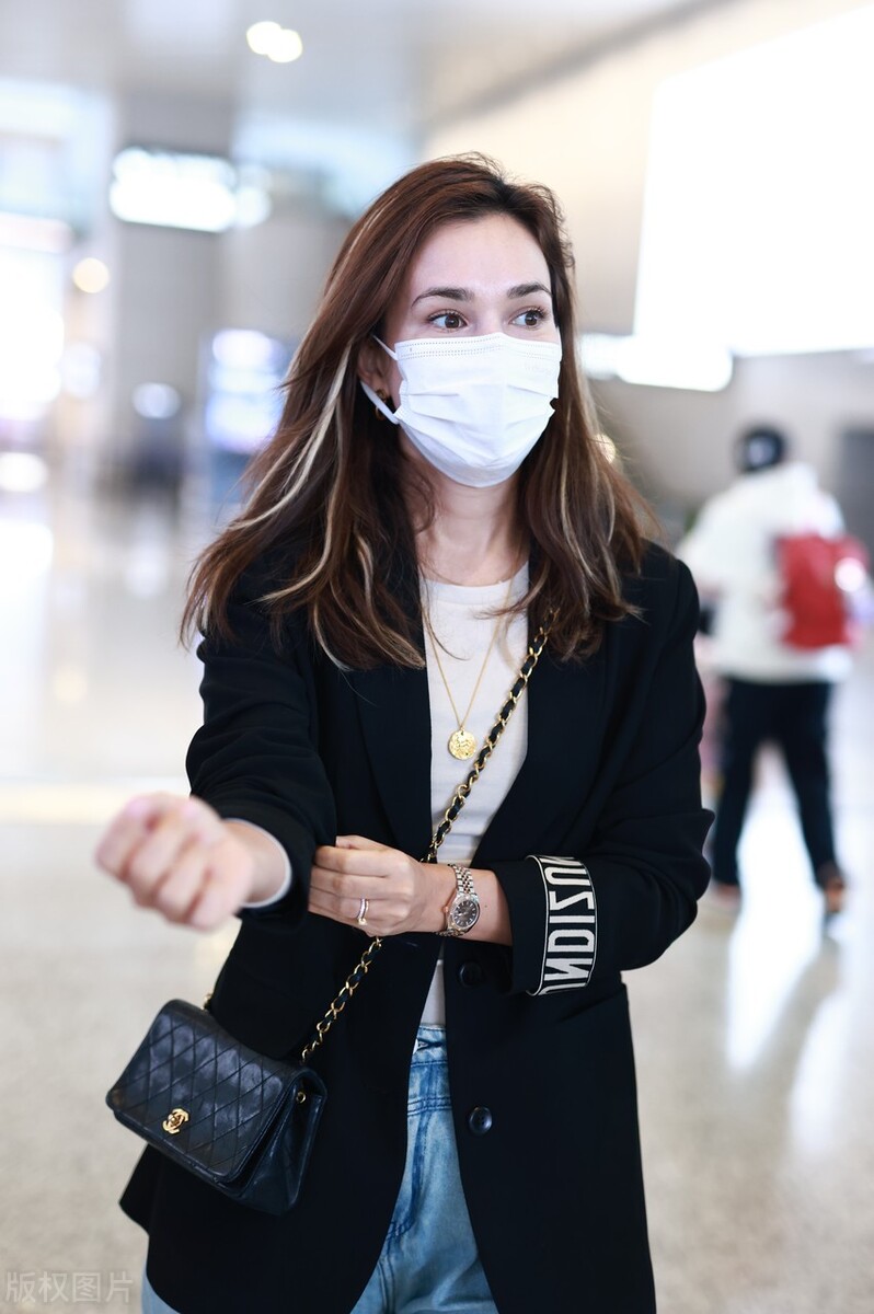 卢靖姗带女儿现身上海机场,黑白风穿搭优雅随性,网友:女神!