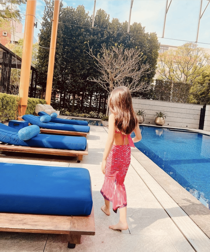 周杰伦|周杰伦香港演唱会将开唱,不舍1岁小女儿,父女俩夕阳漫步好温馨