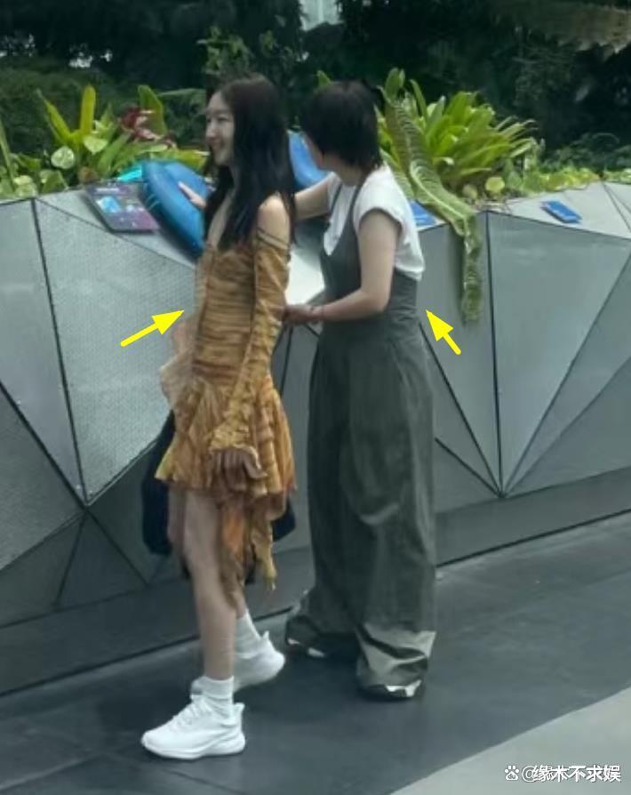 新加坡偶遇周冬雨第二弹！真人不到70斤，脸部崎岖被质疑医美失败