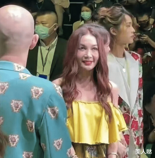 温碧霞|56岁温碧霞真当自己是不老女神了，一把年纪穿少女裙强行扮嫩，但看脸却仍是大妈