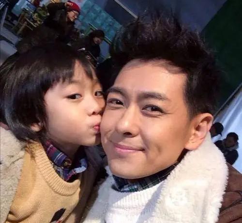 |48岁林志颖车祸后罕露面,携娇妻在米兰看赛车,胡子拉碴大变样