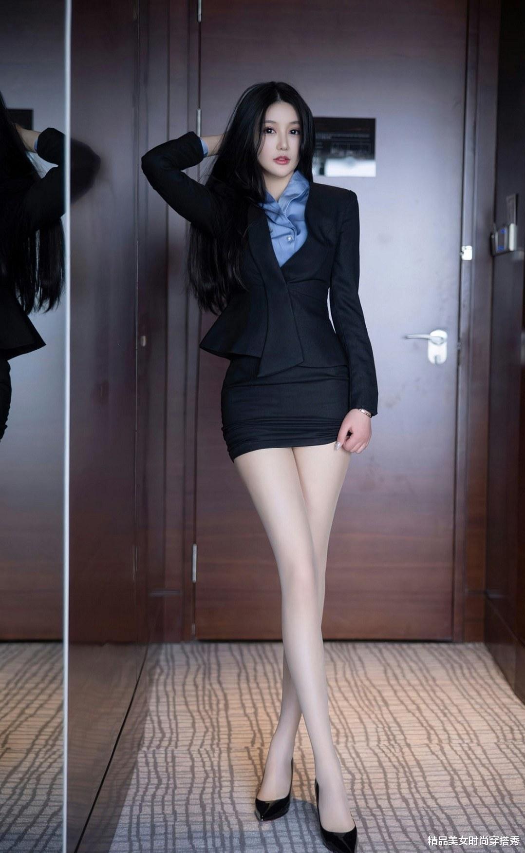 大学生|蓝黑色的套装裙内搭蓝色衬衫简约而时尚，打造帅气干练的职场女性