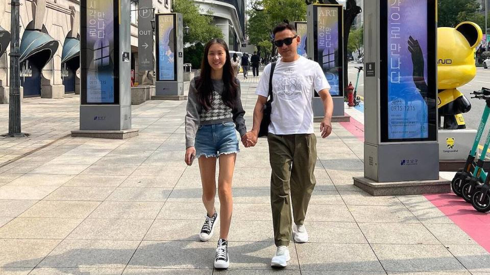 郭可盈林文龙为了让女儿学跳舞一起去外国 与女儿拿6位数名包逛街