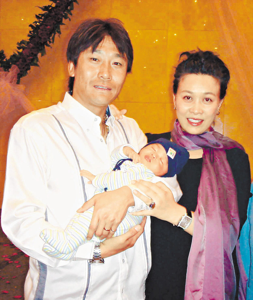 高峰|52岁高峰庆生晒全家福!紧搂老婆秀恩爱,怀抱小男孩似那英儿子