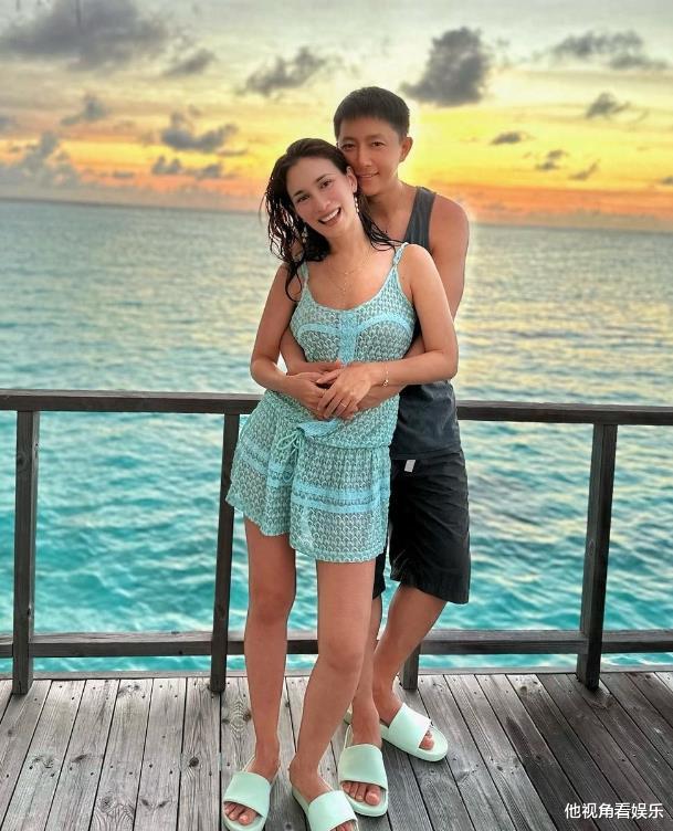 卢靖姗晒马尔代夫度假照，丈夫背后将其环抱，同行小姨子颜值出圈