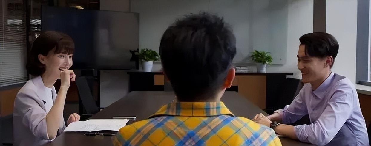 |央视“撑腰”！太子爷“被贬”成凡人？国剧职场终于不装了