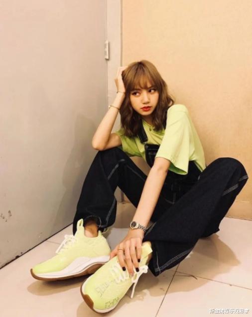 lisa|LISA下楼梯登顶热搜,身材比例绝美,走到你心里了吗?