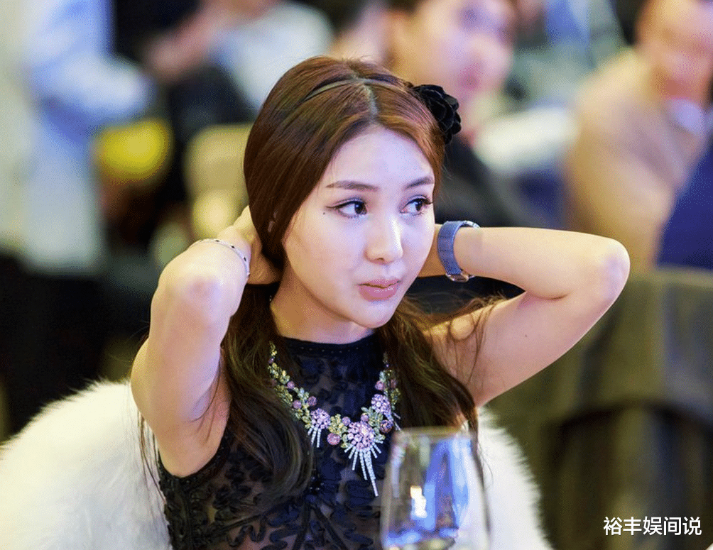 郭美美出狱后动态曝光!前往医院做整形,近照眼睛微凸染灰色头发