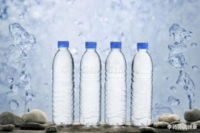 一瓶矿泉水，24万微塑料！对健康有何危害？如何减少接触？一文说清