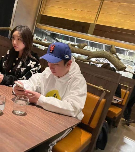 王思聪家成网红打卡点,对着7万元镜子拍照,网友:居然都不吃醋