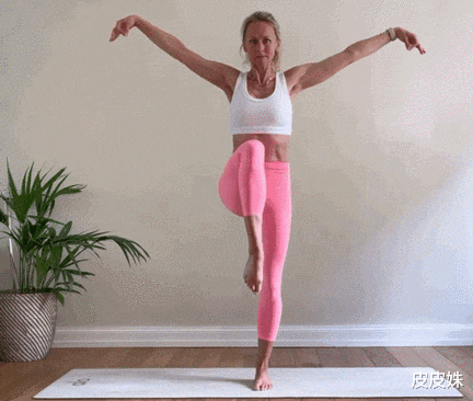 这个瑜伽动作很丝滑还瘦手臂,让你跟拜拜肉说再见,你还不知道吧?