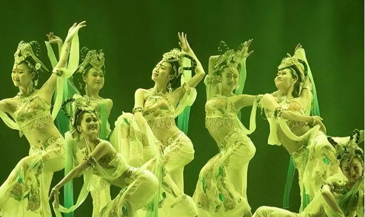 恒大歌舞团篇,想进歌舞团要啥条件?恒大养歌舞团要花费多少?