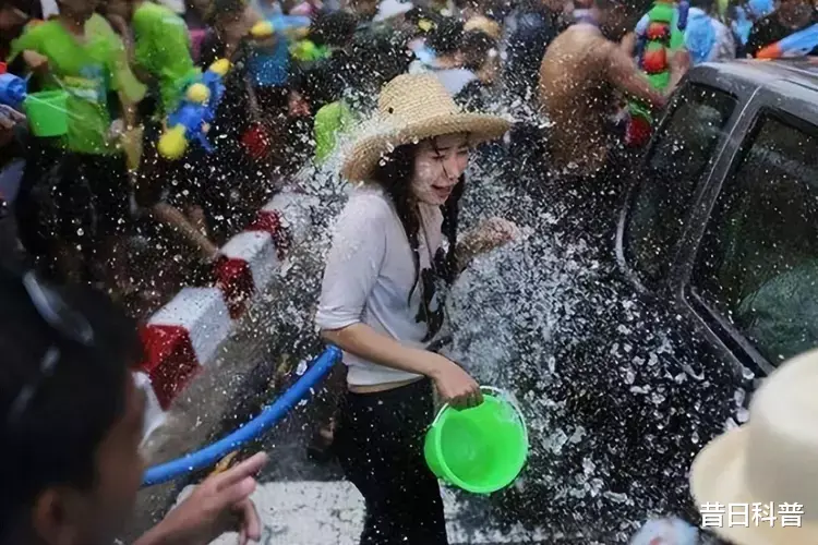 饮食|生理期被撕雨衣泼隐秘部位,泼水节变流氓节,人若恶俗不分男女