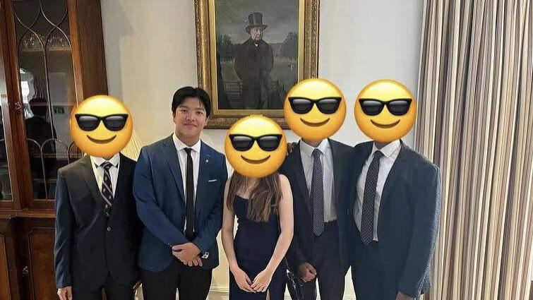 厉害！香港著名星二代去英国做交流生，16岁帅气逼人太像爸