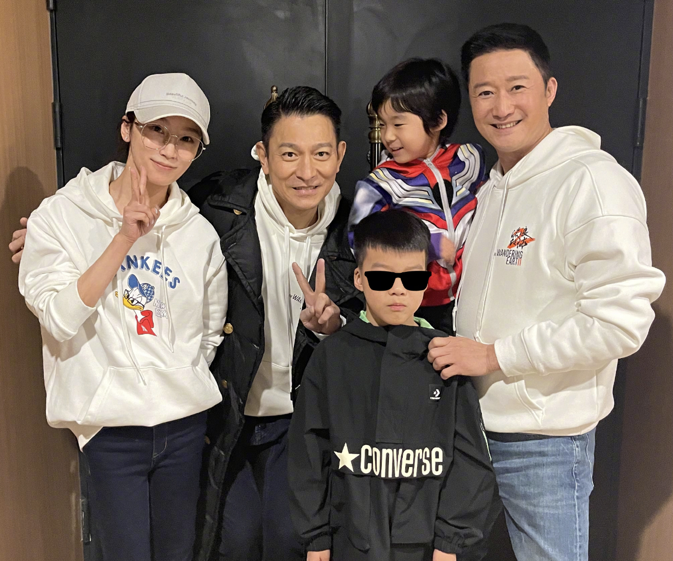 吴京|吴京迎49岁生日,谢楠晒一家四口被老公霸气搂肩,吴京笑出鱼尾纹